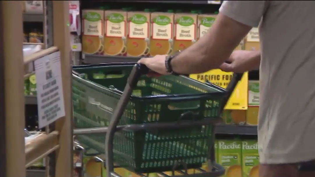 Shoppers and soup kitchens make final preparations for Thanksgiving