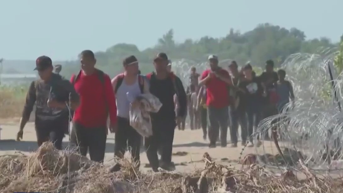 Migrants surge southern border at Eagle Pass