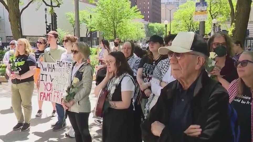 Protesters gather to honor Palestinian mothers in Chicago on Mother's Day