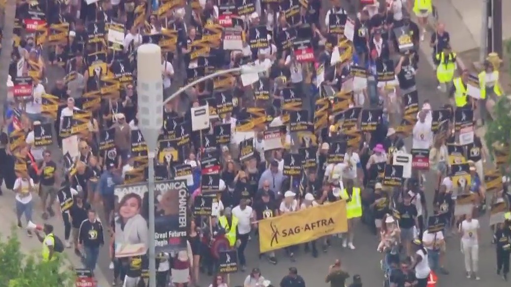 Thousands attend SAG-AFTRA solidarity march