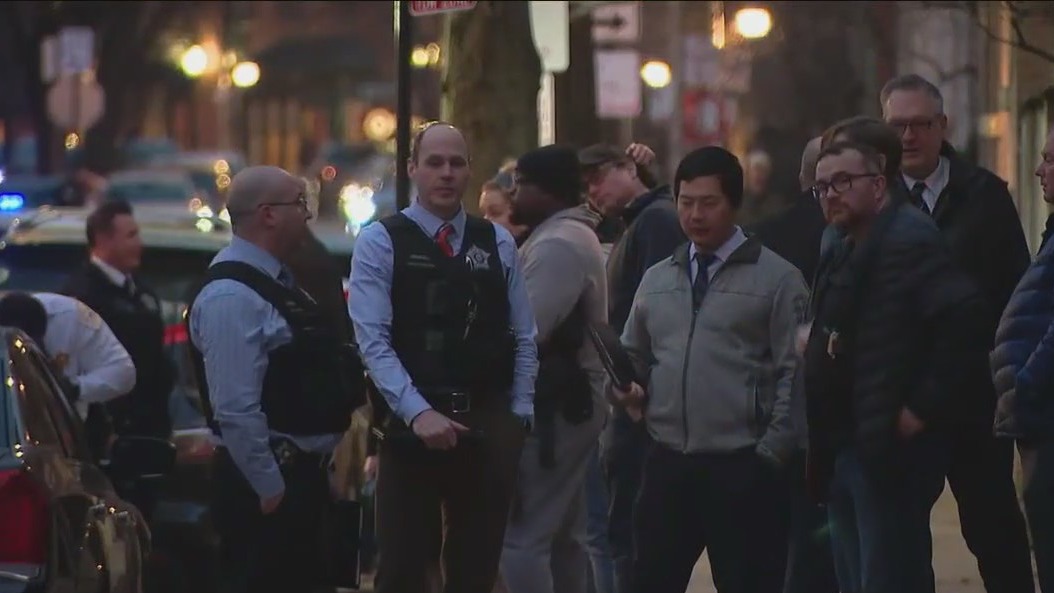 Off-duty Chicago cop fires shot after being confronted in Lincoln Park alley