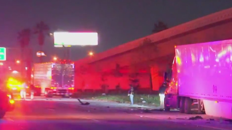 2 dead, 1 injured in 5 Freeway crash