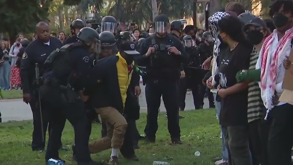 Police begin arresting USC demonstrators