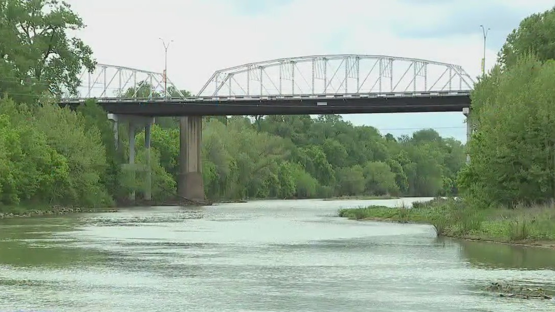 Man dies saving his son from drowning at Bastrop park: police