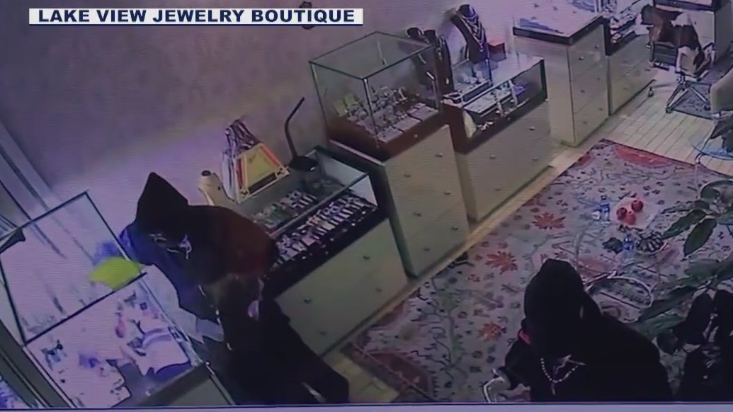 Burglar takes $250,000 in jewelry from family store