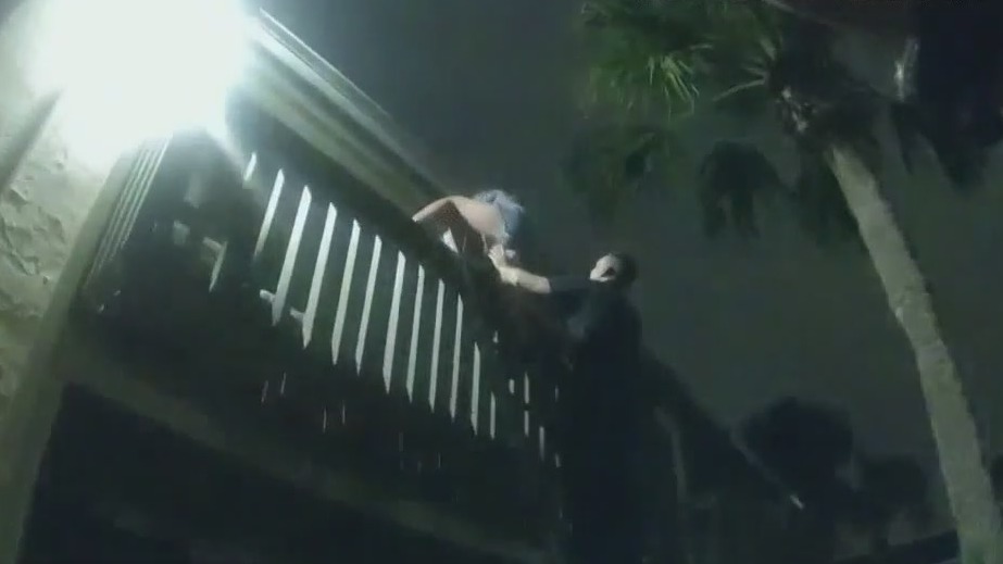 Orlando police officers jump into action in apartment fire rescue