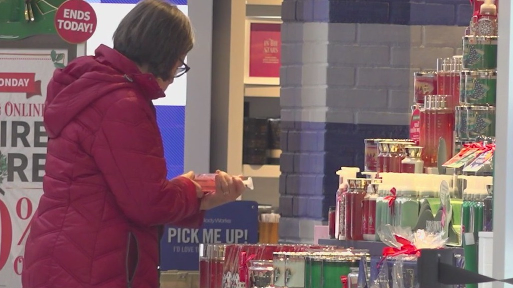 Despite opinions on US economy, holiday shopping continues