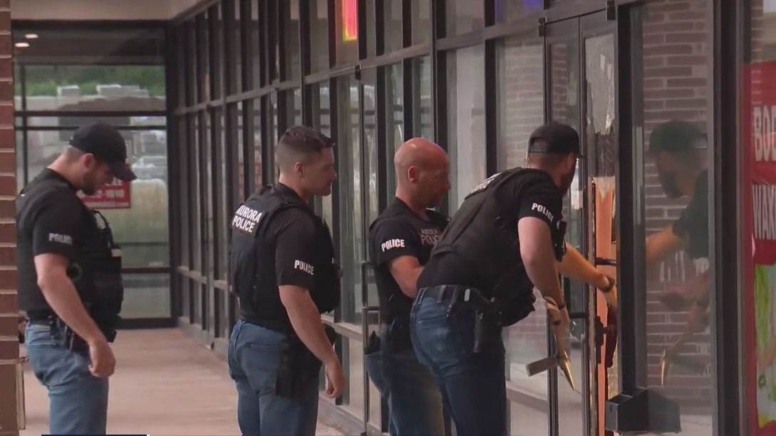 Video captures the moment Aurora police raid massage parlor for prostitution
