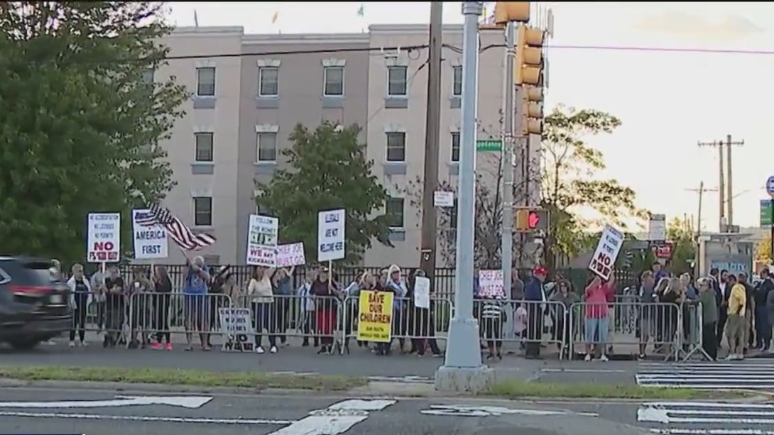 Migrant shelter protests continue on Staten Island