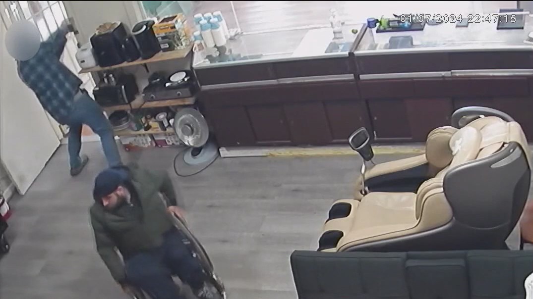 Shootout at jewelry store in Oakland's Fruitvale - worker opens fire