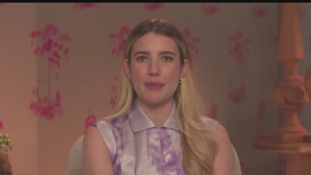 Emma Roberts talks about her aunt, Julia Roberts