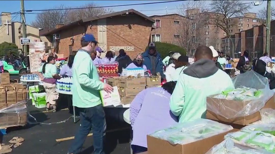 Easter food drive helps helps thousands in Chicago