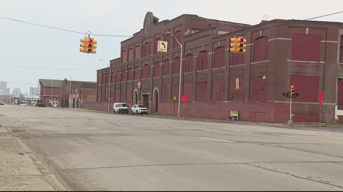 Man killed by guard dogs while trying to help animals in Detroit