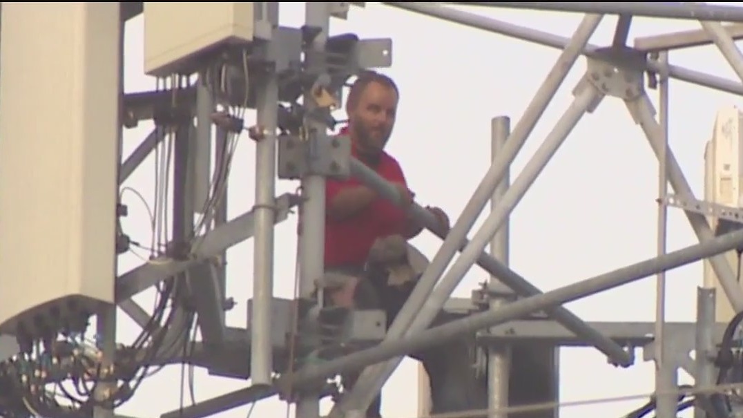 Man impersonating T-Mobile worker climbs tower