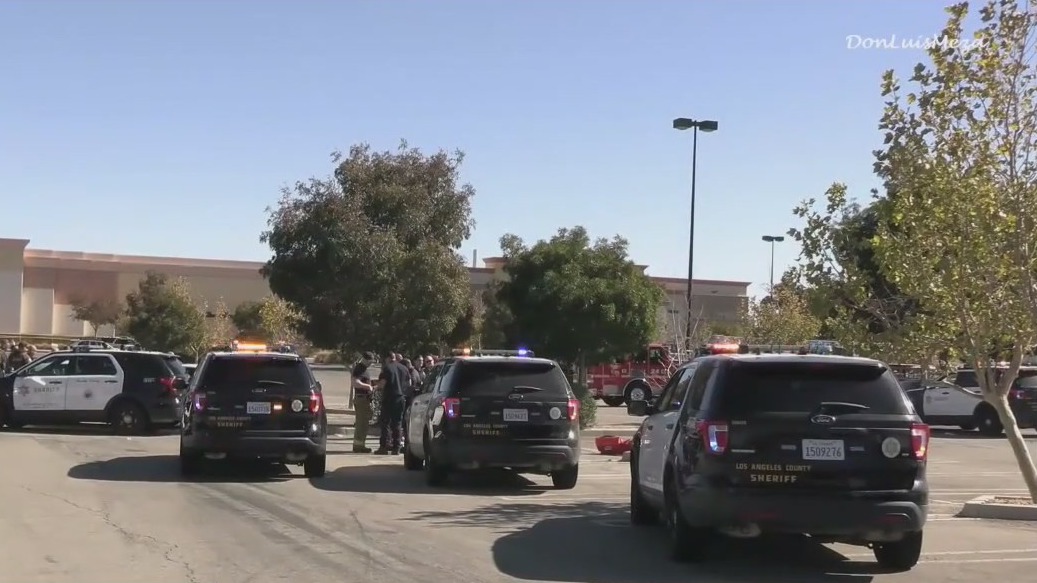 2 dead in shopping center parking lot in Palmdale