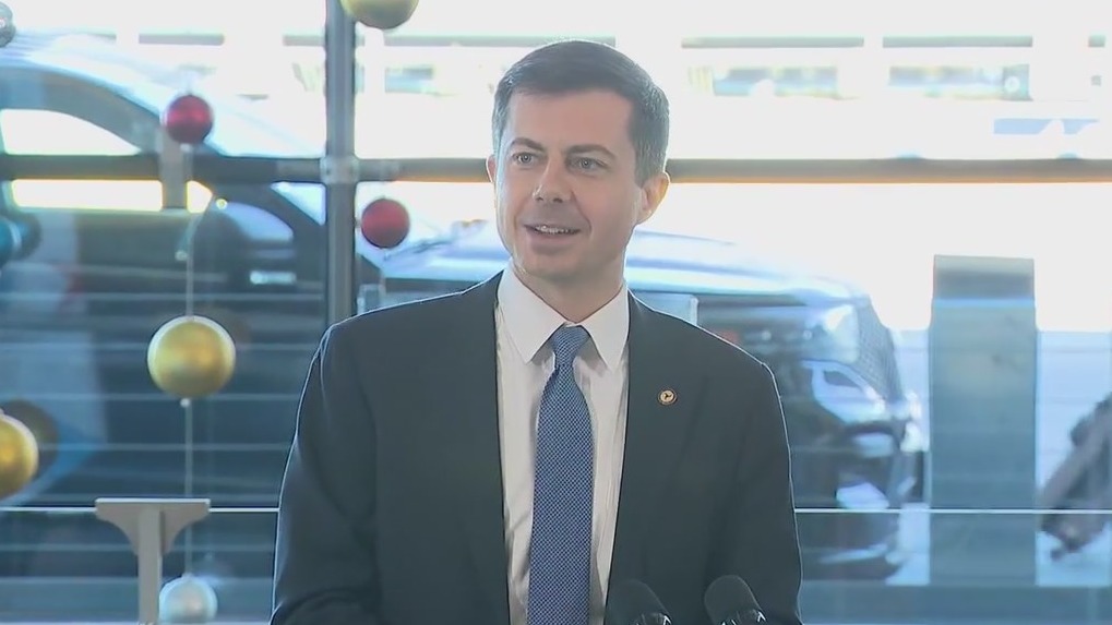 Buttigieg joins Lightfoot at O'Hare Airport to unveil major revamp of Terminal 2