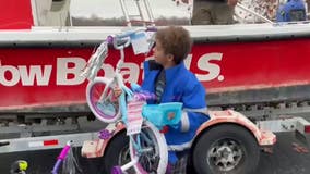Oklahoma teen gifts bikes to kids during Christmas parade