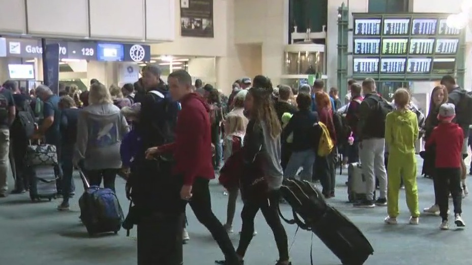Some parking garages full at Orlando International Airport as Thanksgiving nears
