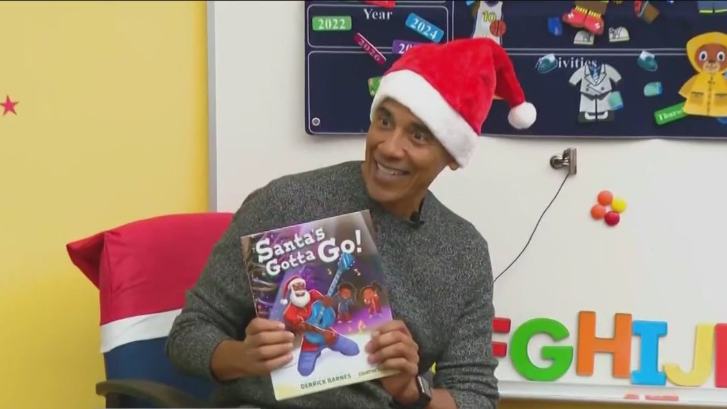 Obama gives Santa a helping hand on Chicago's South Side