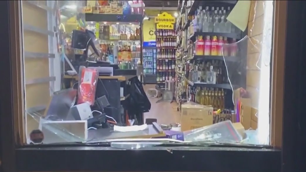 Smash-and-grab thieves hit liquor store in Lincoln Park