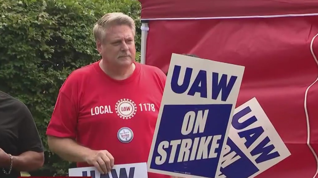 Naperville, Bolingbrook UAW members strike against automakers