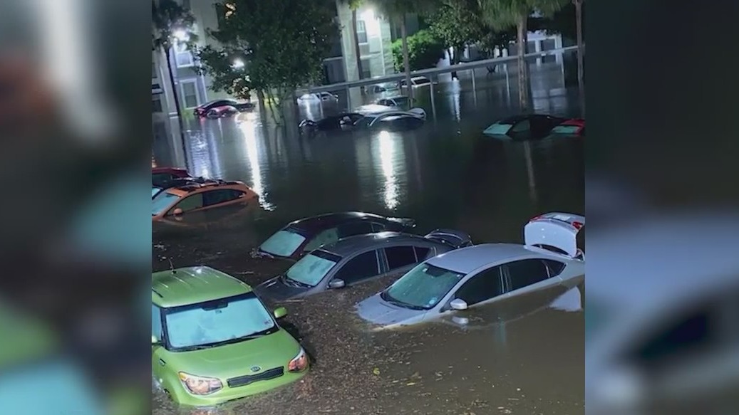 Flooding forces Florida college students out of home, cars