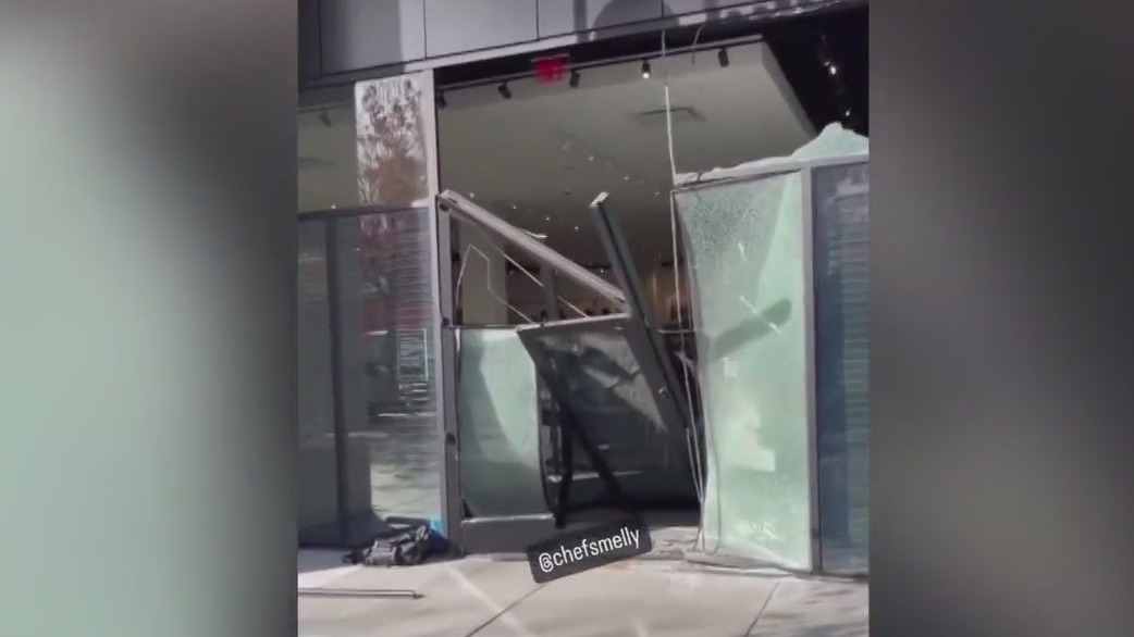 Thieves smash into new Lululemon store in Oakland