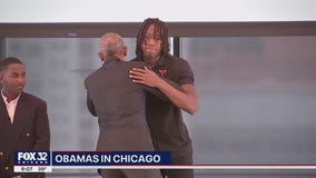 Obamas return to Chicago to surprise students, vote in midterms