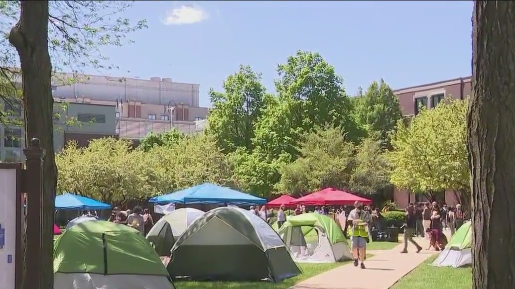 DePaul students set up encampment on campus to protest war in Gaza