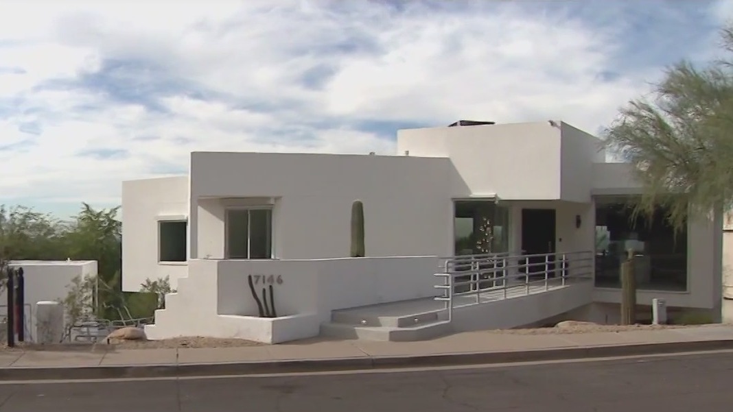 Cool House: 3-story home with Piestewa Peak views