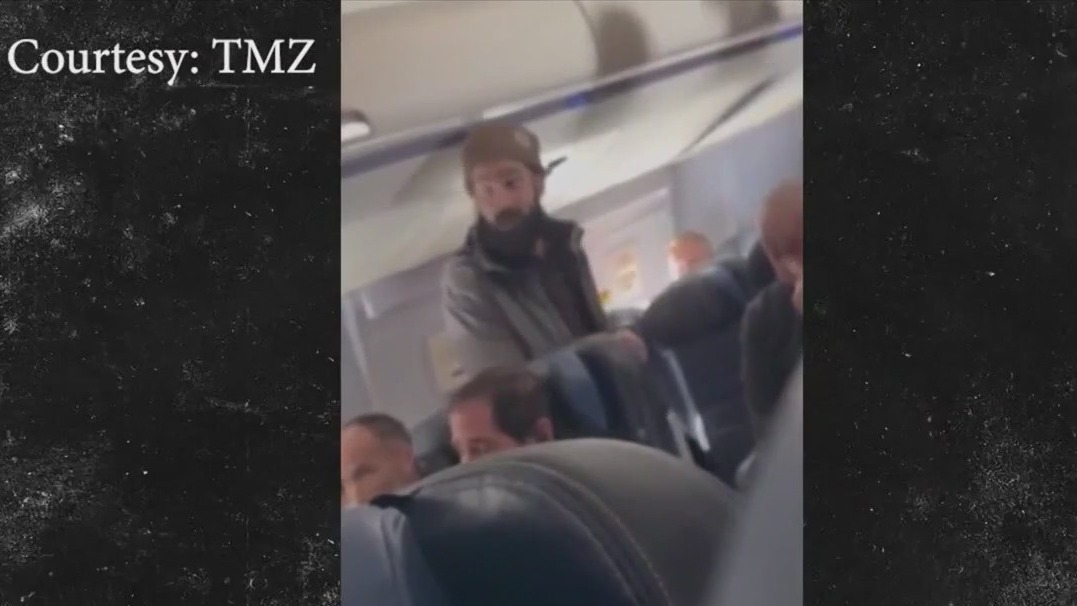 'It's gonna be a blood bath': New video shows man threatening passengers, flight crew