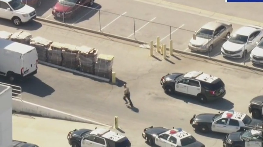 Pursuit suspect makes a run for it in South Gate