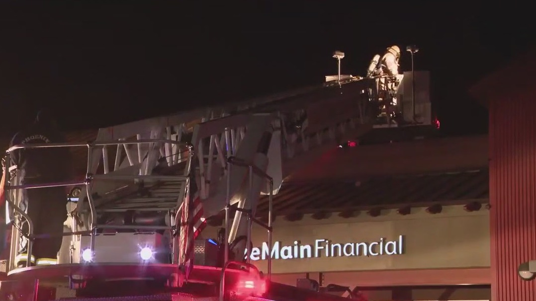 Fire damages Phoenix strip mall overnight