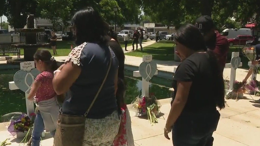 Uvalde residents continue to mourn days after mass shooting at elementary school