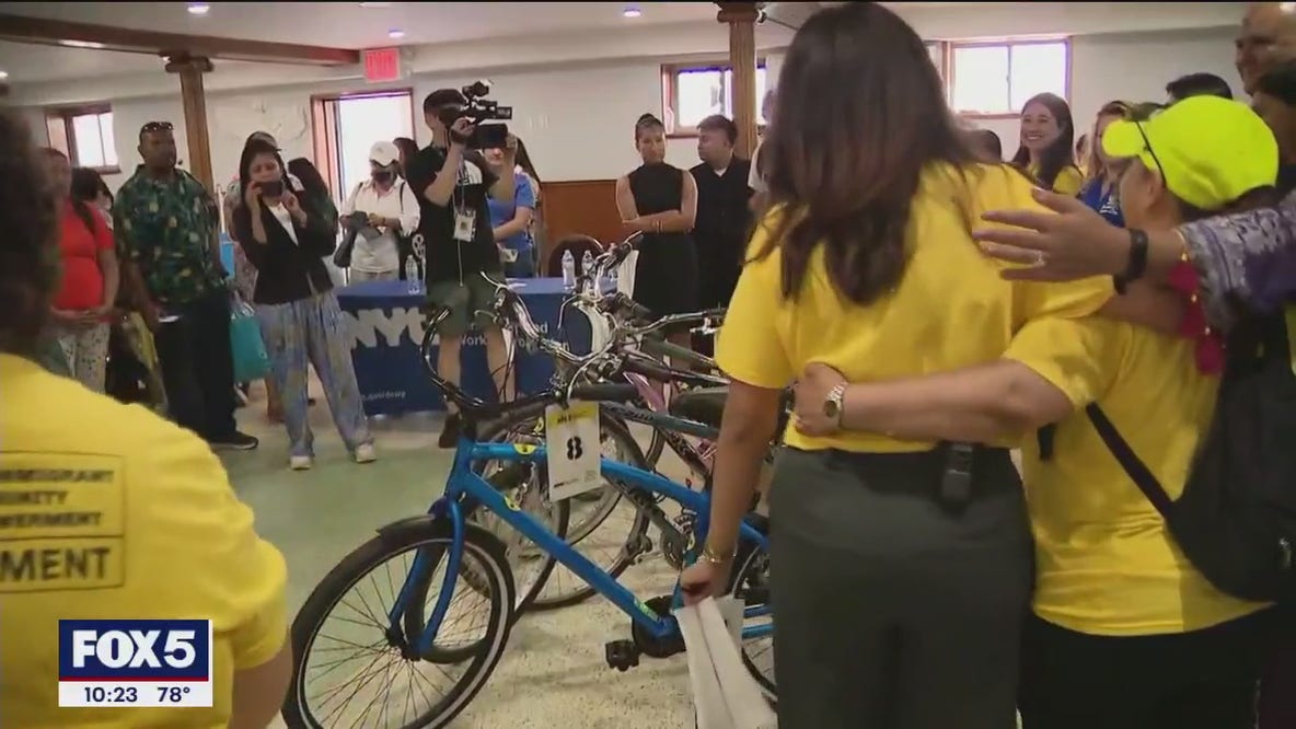 New Yorkers donate bikes to gift to migrants