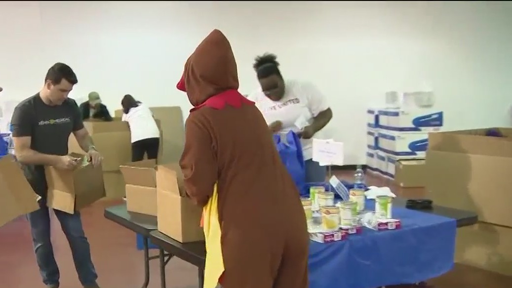 Volunteers pack Thanksgiving meals for local families