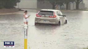 Drivers get stuck in floodwaters in Schiller Park