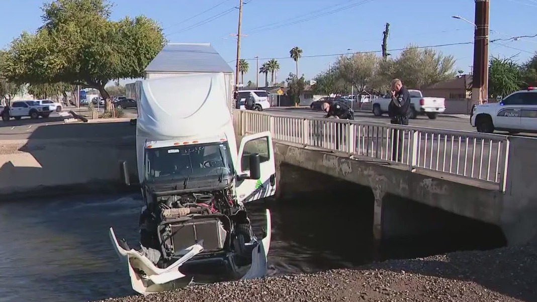 Semi-truck crashes into west Phoenix canal