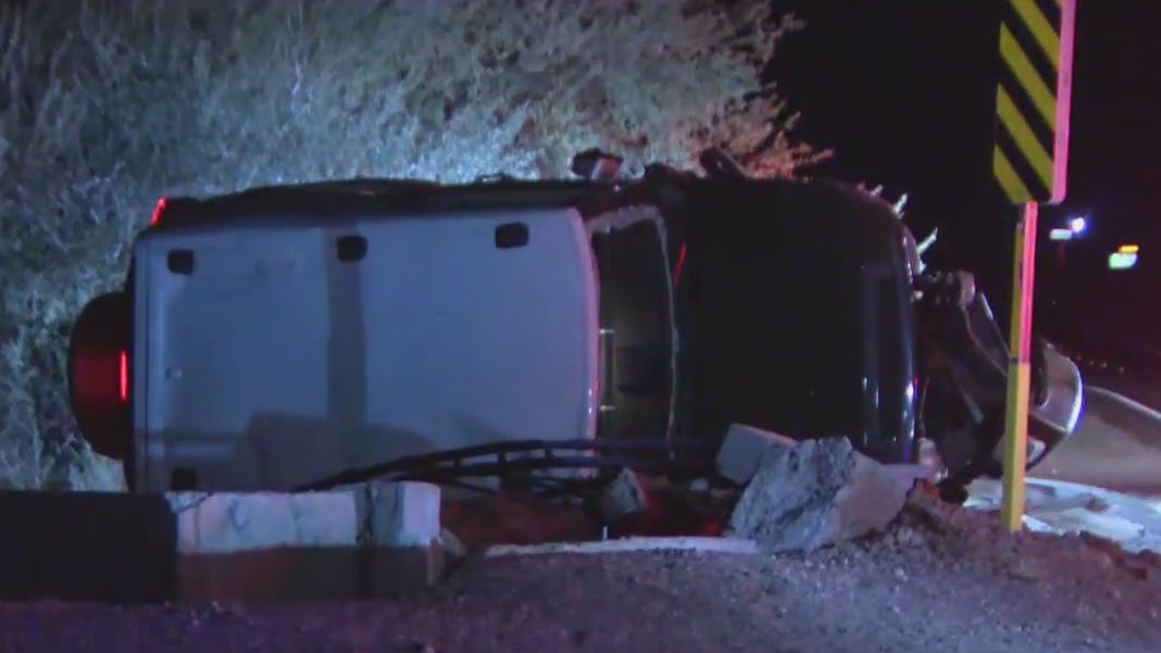 Woman, girl hurt in Phoenix rollover crash