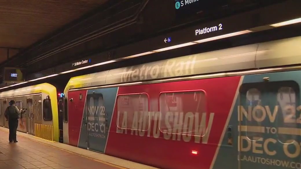 Metro guard stabbed, suspect shot dead
