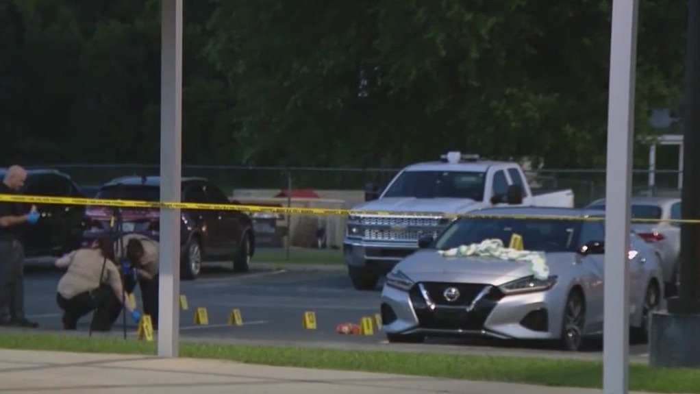 1 dead in shooting outside Florida middle school