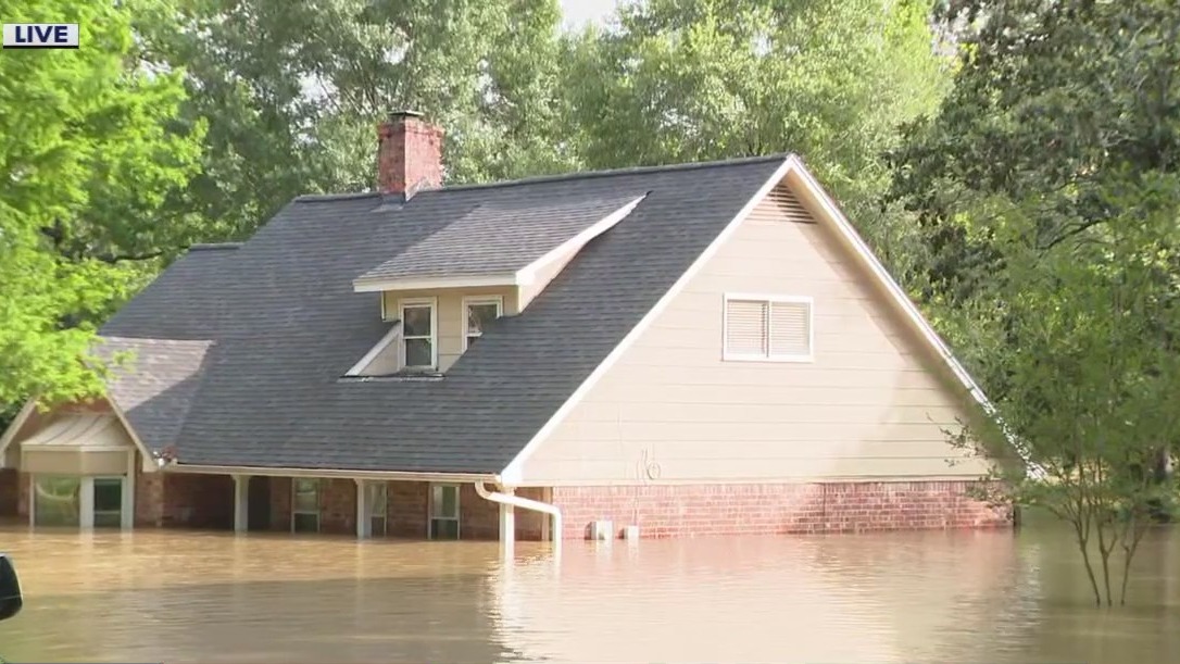 Flood waters rise along San Jacinto River