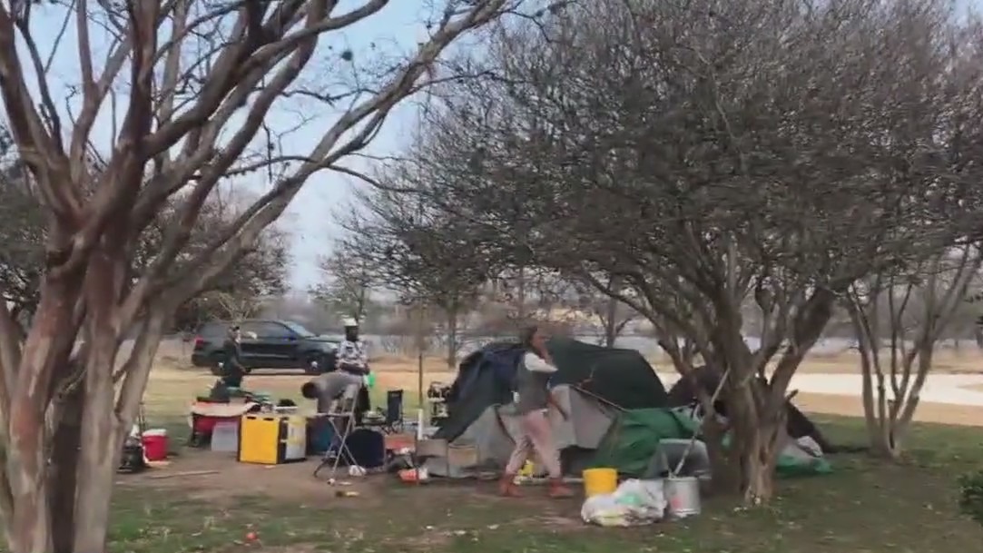 奥斯汀非营利组织与无家可归的人群一起露营过夜，以示团结