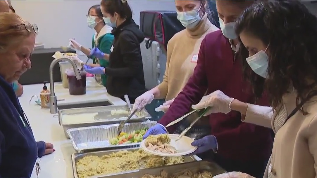 Silicon Valley leaders turn out to volunteer for the Thanksgiving holiday