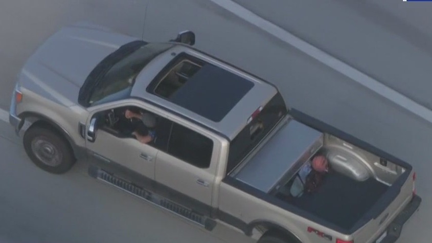 Police chase suspect weaves thru 405 Fwy with kid inside