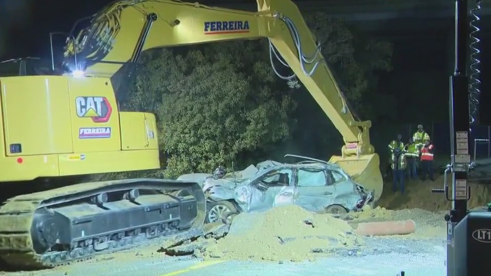 Crews remove cars from Chatsworth sinkhole