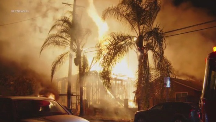 17 residents displaced, 2 injured in South LA fire