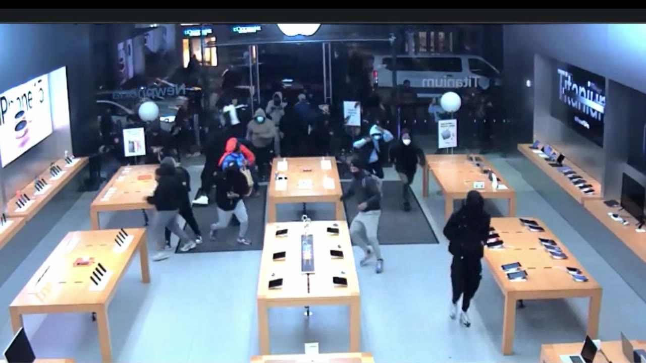 Apple Store looting video