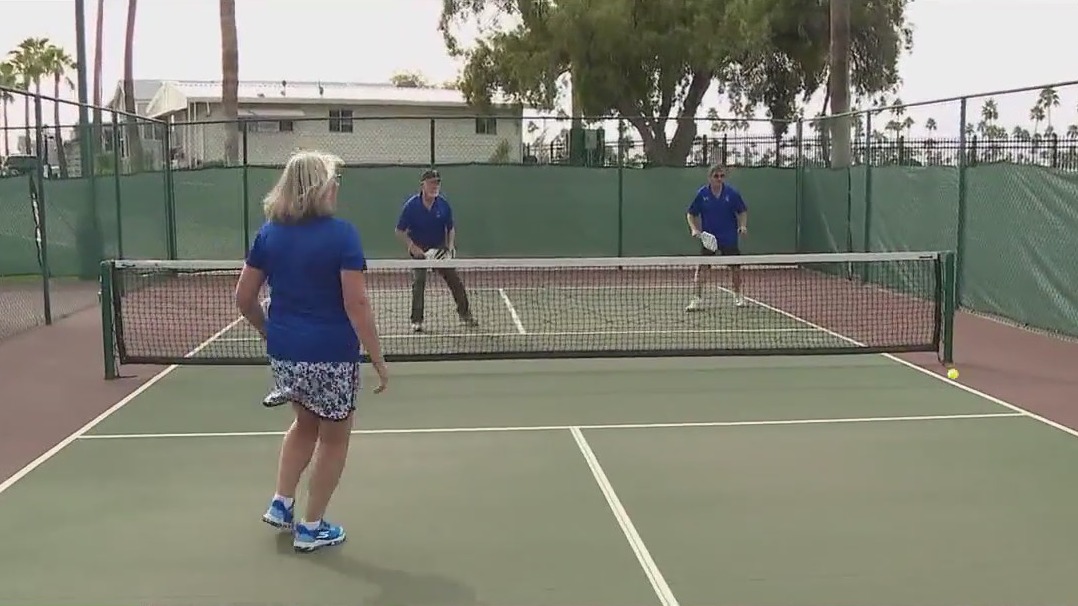 Quick-thinking friends save man's life in Mesa