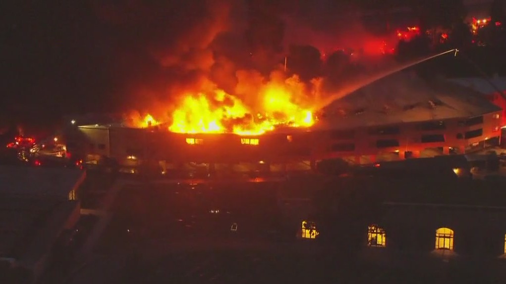 Fire in Lomita burns through apartment complex